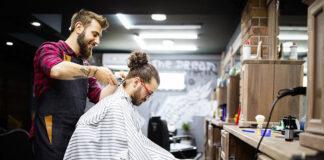 Dlaczego fryzjerzy ubierają do pracy fartuchy
