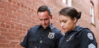 Czy policjant może zabierać broń do domu?