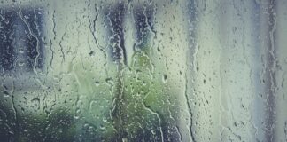 Czym wyczyścić szybę od kasku?