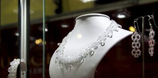 Czym się rożni kolia od naszyjnika?