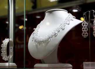 Czym się rożni kolia od naszyjnika?