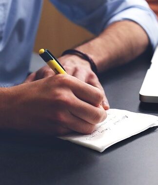 Gdzie powinno stać biurko w pokoju?