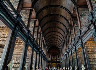 Kto nosi biret na uczelni?