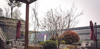 Czy warto zdecydować się na zadaszenie tarasu lub balkonu